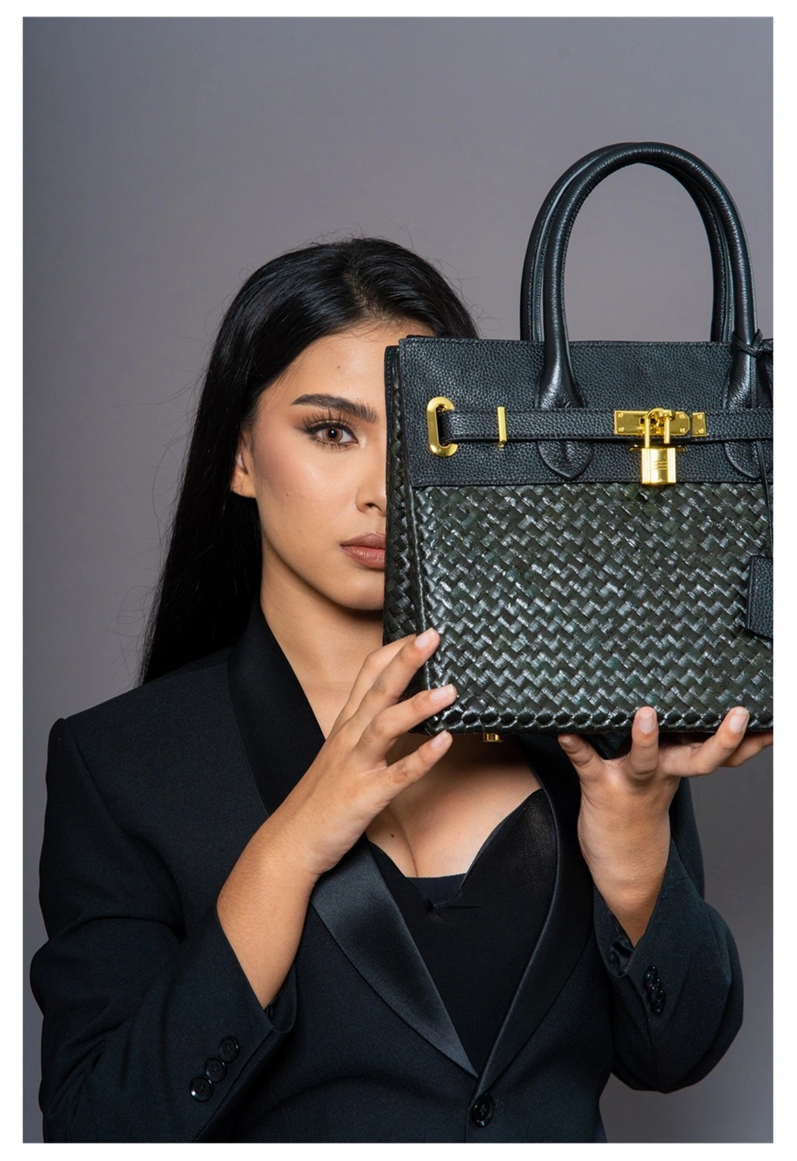 Anayah bag in charcoal buri weave